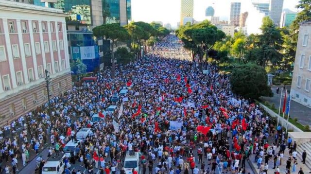 protestën e sotme në Tiranë