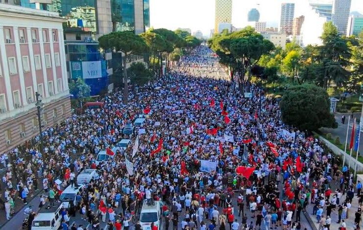 protestën e sotme në Tiranë