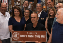 Frank Shemitraku – Historia e emigrantit shqiptar që fitoi respektin e Amerikës Frank Shemitraku përpara Frank's Barber Shop në Elmwood Park, Illinois, një biznes historik që drejtohet prej tij dhe është kthyer në simbol të komunitetit.