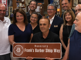 Frank Shemitraku përpara Frank's Barber Shop në Elmwood Park, Illinois, një biznes historik që drejtohet prej tij dhe është kthyer në simbol të komunitetit.