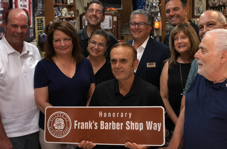 Frank Shemitraku përpara Frank's Barber Shop në Elmwood Park, Illinois, një biznes historik që drejtohet prej tij dhe është kthyer në simbol të komunitetit.